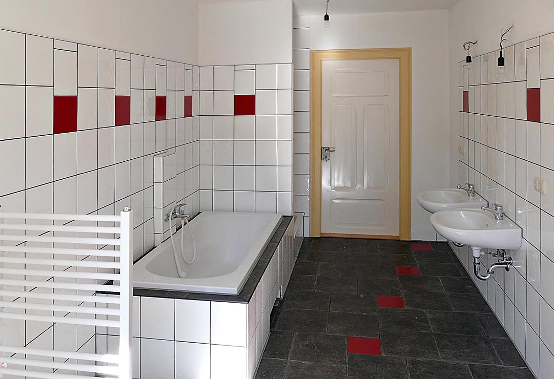 das Badezimmer ist mit einer Fußbodenheizung ausgestattet