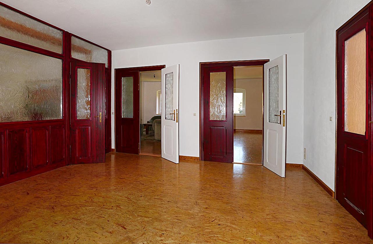 Blick vom Flur in das zweite und dritte Zimmer, rechts die Tür führt in das fünfte Zimmer; links die Wohnungseingangstür